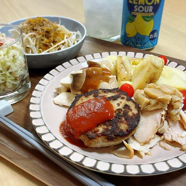 ポークハンバーグ　スモークチキンメンマ和え　の献立。