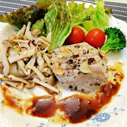 マグロの腹身で簡単一品☆マグロのステーキ、きのこソテー添え♡