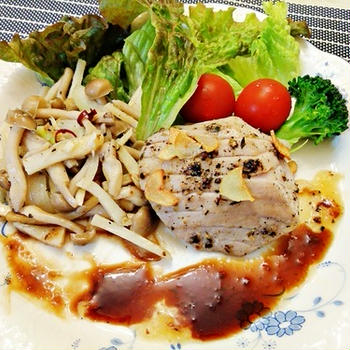 マグロの腹身で簡単一品☆マグロのステーキ、きのこソテー添え♡
