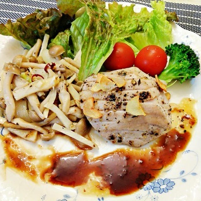 マグロの腹身で簡単一品☆マグロのステーキ、きのこソテー添え♡