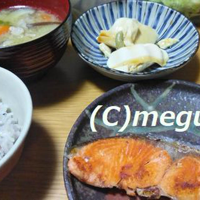 塩鮭、豚汁、牛肉とごぼうとコンニャクの煮物、おぼろ豆腐の夕食　和食は美味しいです(*^-^*)