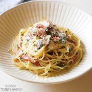 このパスタ簡単すぎるのにベーコンの旨味が強すぎてガチでハマります！『カリカリベーコンと大葉のにんにくオイルパスタ』の作り方