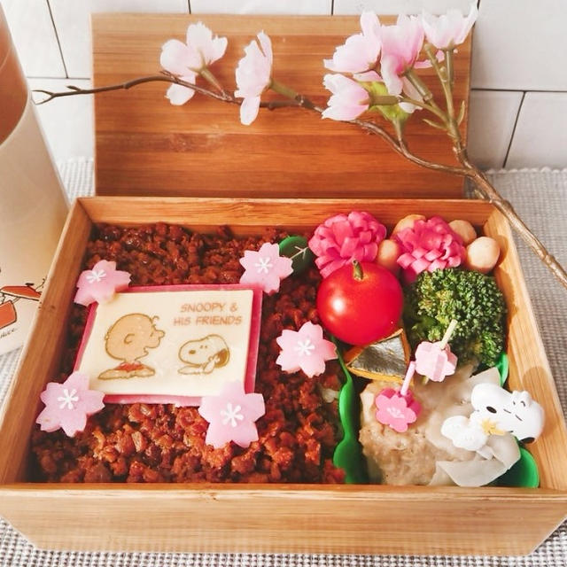 そぼろと蒲鉾桜で春弁当〖キャラ弁〗   #平日お昼ご飯はお弁当or外食