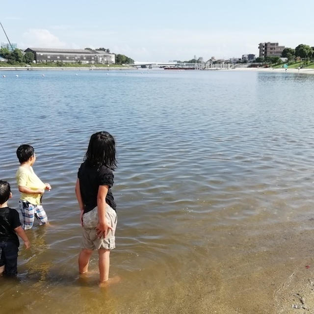 東京にも遊べる浜辺があるんだなぁ、子供ビショビショだけど・・・　「大森ふるさとの浜辺公園」