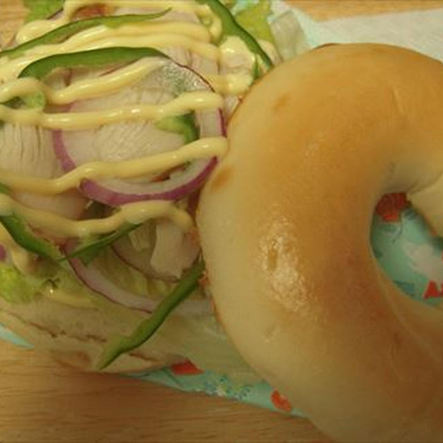 スモークチキンと紫玉ねぎのベーグル