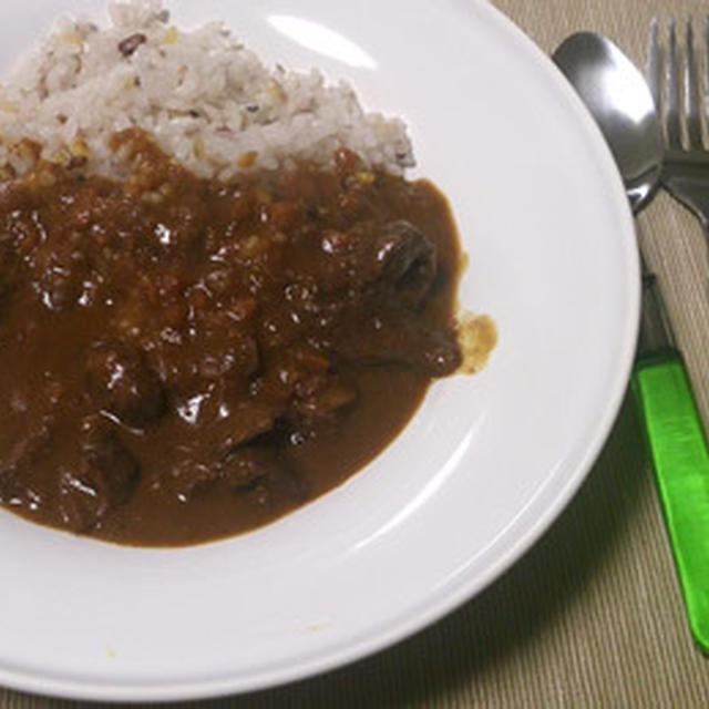 シンプルな具材と赤ワインでじっくり煮込んだ牛すじカレー