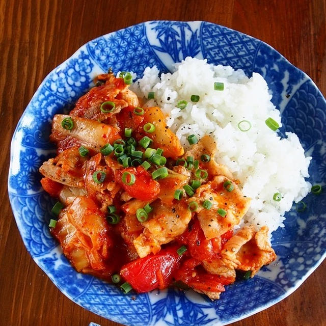 【豚キムチレシピ】トマトでさっぱり「豚トマキムチ丼」