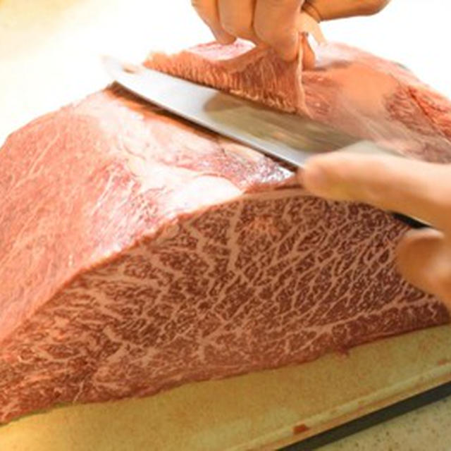 youtubeに動画「牛肉のかたまりを切って焼いて食う」をアップしました！