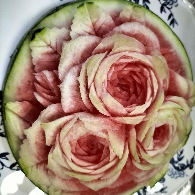 念願の!スイカで薔薇を彫るカービング
