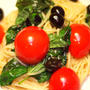 Spaghetti con rosso e nero e verde