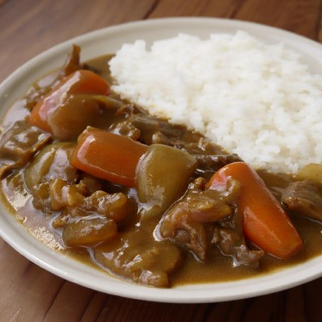 牛すじとごろごろ人参カレー