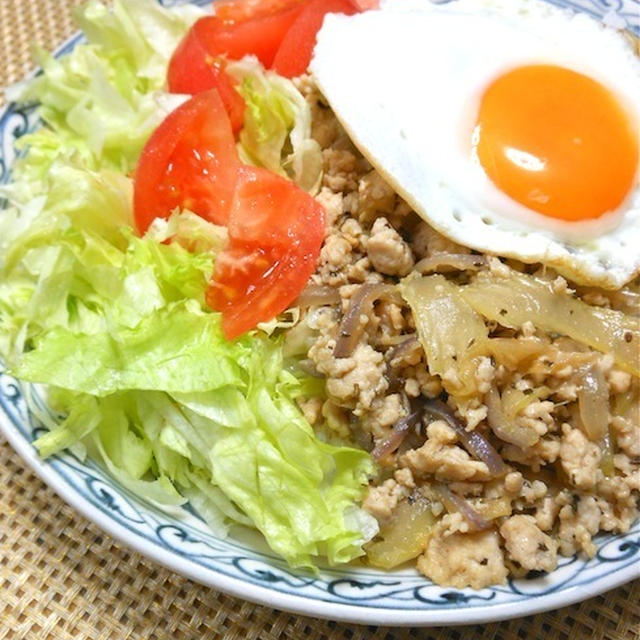 暑い〜ので、晩ご飯はスパイシーアジアン料理！簡単ガパオライスにサラダもりもり。