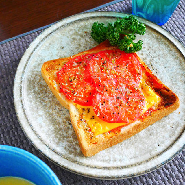 じっくり焼いた甘いトマトのチーズトースト