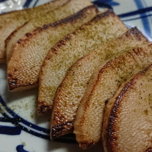 シンプルに焼くだけ。焼きたけのこの山椒塩かけ