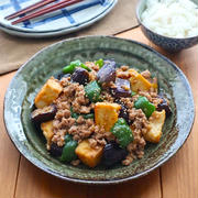 味噌が決め手！なすとピーマンの豚ひき肉＆厚揚げの味噌炒め