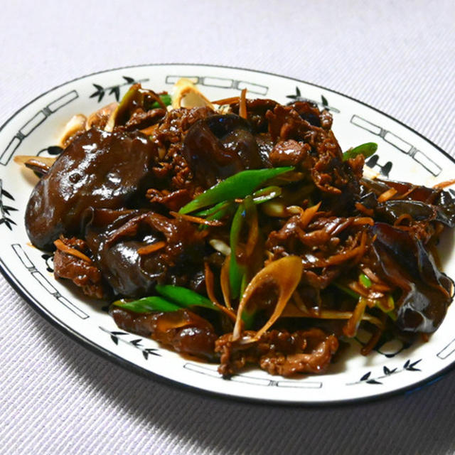 牛肉ときくらげ、新しょうがの中国醤油炒め。真っ黒だけとしょっぱくない、これひとつで味が決まる万能調味料を使ったおつまみ。