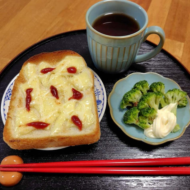 チーズトーストとブロッコリー