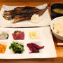 【虎ノ門】ランチの焼魚定食には鯛めしがついてくる贅沢定食！明るいカウンターはおひとりさまでもOKです。「寿司処 虎次郎」