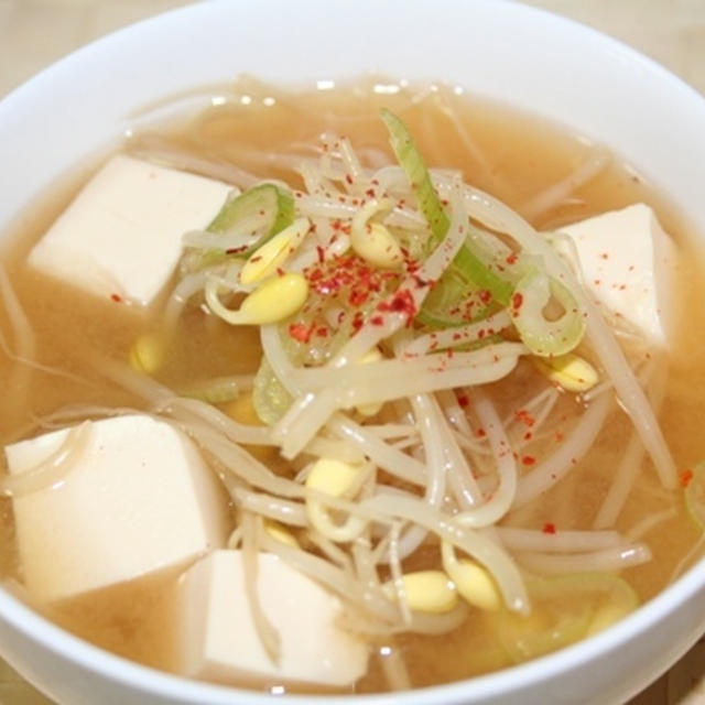 コンナムルデンジャングッ（콩나물된장국）　－－　豆もやしの韓国味噌スープ