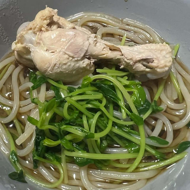 鶏手羽元と豆苗の冷麺　鶏手羽元スープ手作り　ハーフサイズ冷麺