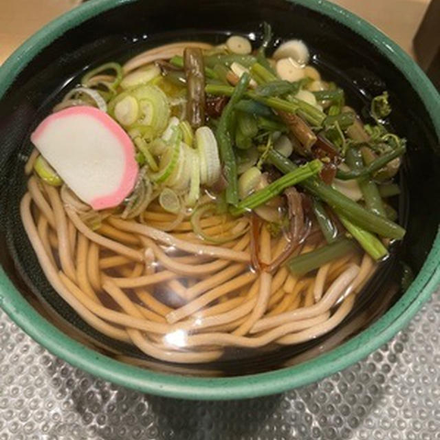 朝ごはんに「白山そば」で山菜そば