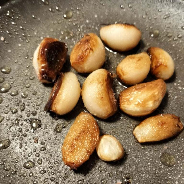 にんにくの揚げ焼　蓋つき陶板で油ハネ防いで