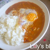 トマトカレーの半熟卵のせ★GABANあらびきガーリック