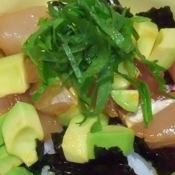 マグロアボカド丼