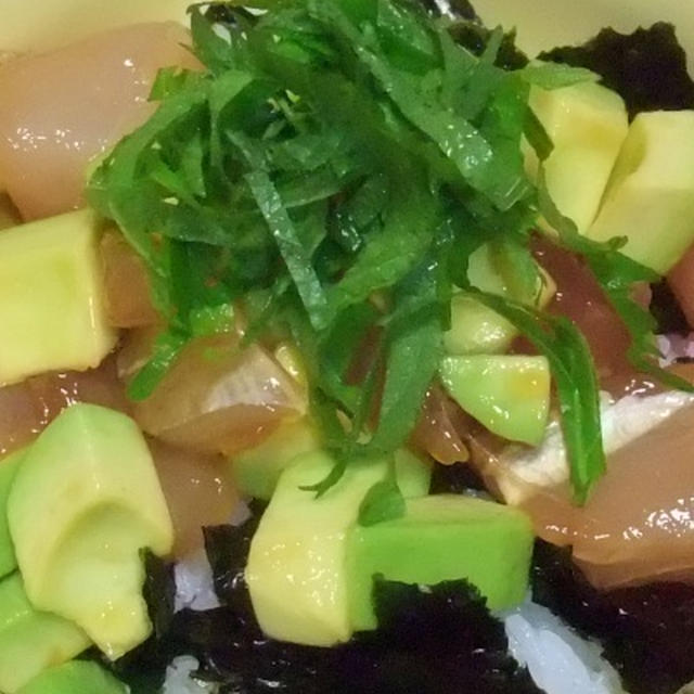 マグロアボカド丼
