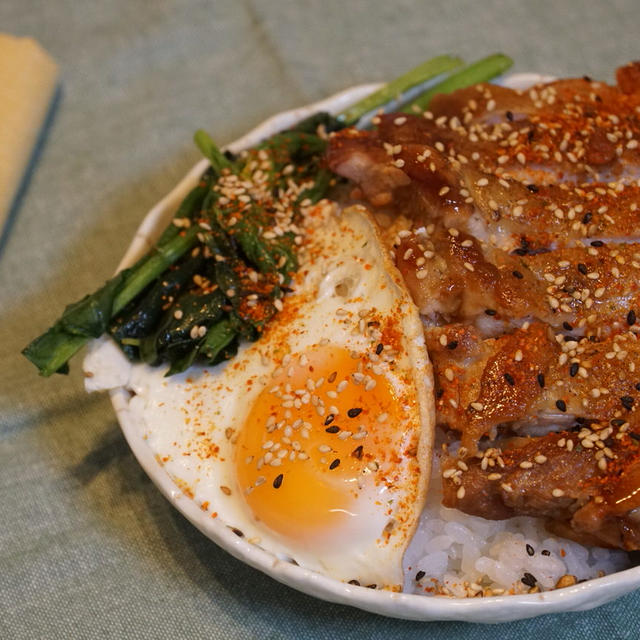 カリカリチキン丼！七味たっぷり男飯｜焼き方のコツは…