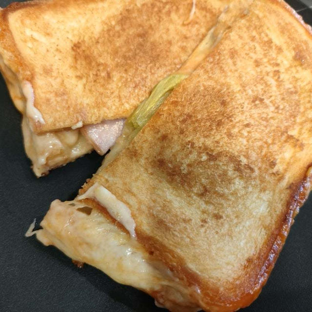 ホットサンドなら余り物でもビックリするほどおいしく( *´艸｀)