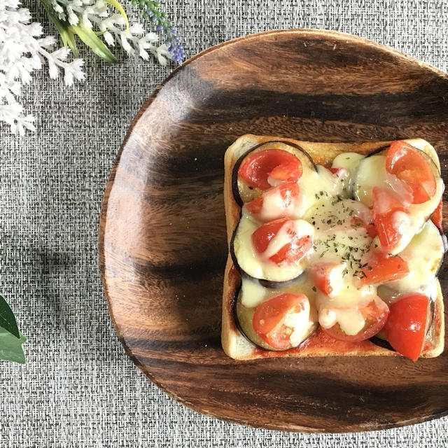 ジューシーな野菜の旨味！茄子とトマトのピザ風トーストの作り方