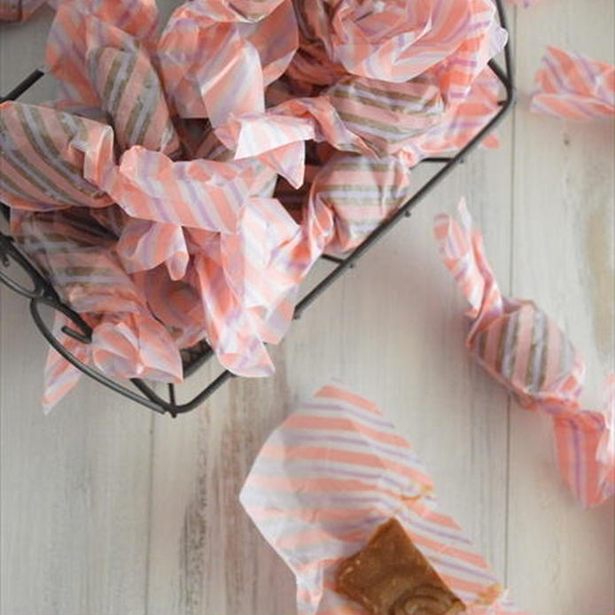 ピンク色の紙で包み、かごやテーブルにのせたカフェ生キャラメル