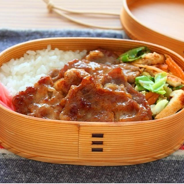 半分に折るのがコツ！「豚しょうが焼き」「キャベツのごまポン酢」２品弁当