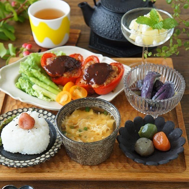 パプリカの肉詰めと副菜いろいろ