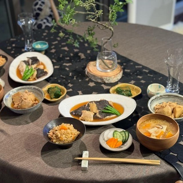【だんなさまごはん】カレイの煮付けと炊き込みご飯と里芋の煮物とか、茶色の夜ごはん