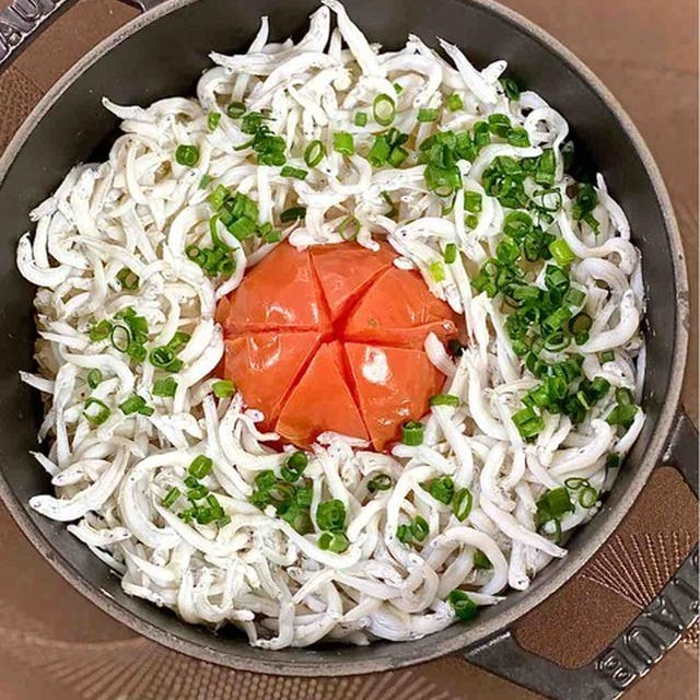 丸ごとトマトの炊き込みご飯　釜揚げしらすのせ