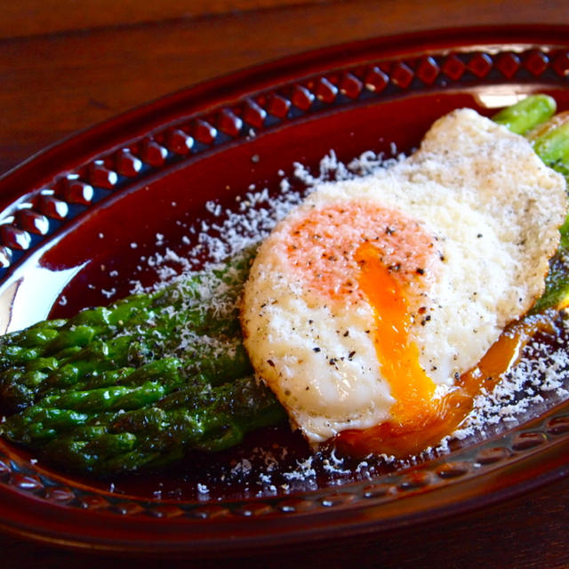 アスパラの丸焼きに、目玉焼きをのっけて、さらに粉チーをかけたやつを「アスパラのビスマルク風」っていうんだって。