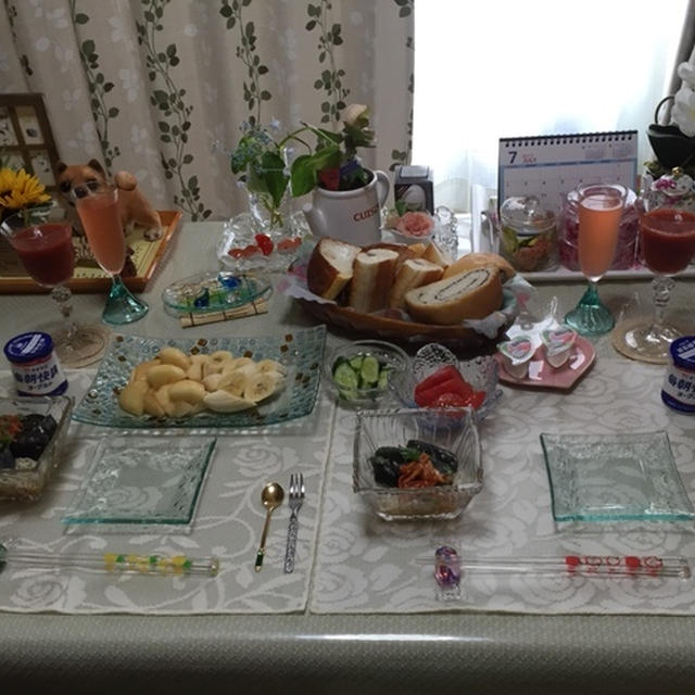 菓子パンと残りオカズで朝食＆夏の箸置き