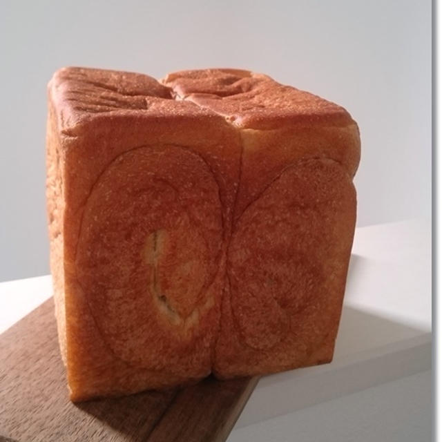 今度は初おんぶで焼いた真四角型の食パン
