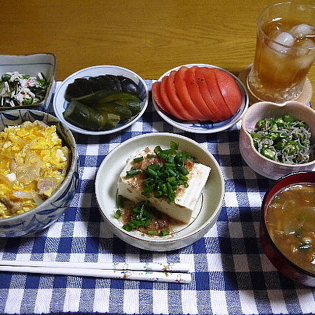 【夕食】親子丼・きゅうりとわかめの酢の物・おくらおひたし…