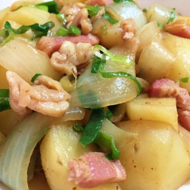 じゃが芋とベーコン・鶏肉の皮の炒め煮♪