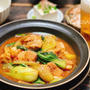 にんにくたっぷりで食欲そそる、大皿中華料理！ビールに合う、鶏肉とチンゲンサイの中華炒め