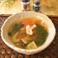 セロリの葉とトマトのスープ