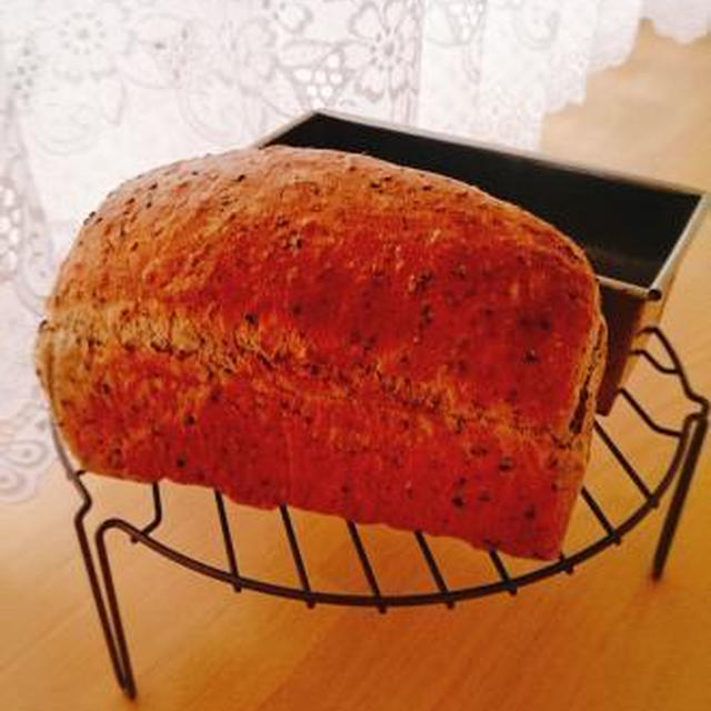 黒ごま食パン♪ハムサンド・ウインナーサンド♪
