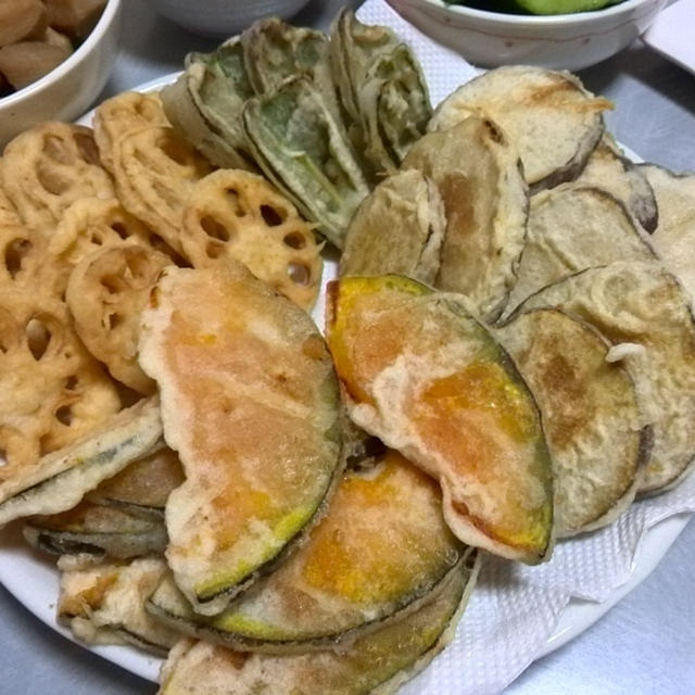 秋の食材で天ぷら祭。松茸の甘辛煮。里芋の煮物。