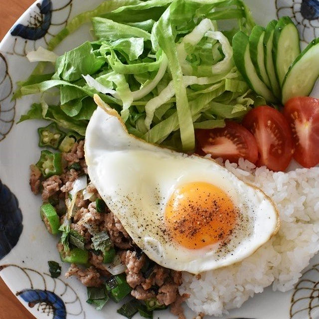 「豚ひき肉とオクラのエスニック炒め」と初夏の味覚。