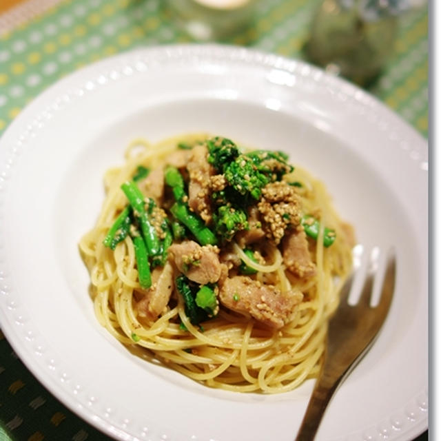 香ばしゴマと黒胡椒♪　菜の花とチキンのパスタ