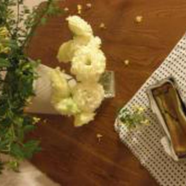 黄色いお花と抹茶チーズケーキ