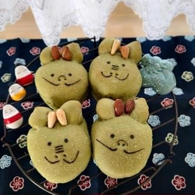 💚ケールの粉末で・・🎍干支の辰パン💚